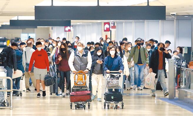 陆委会今（14）日上午将召开记者会，正式宣布开放港澳人士来台自由行的时间规画。图为桃园机内从香港搭机的旅客准备通关入境。（本报资料照片）