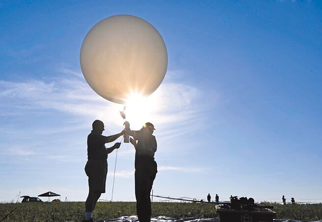《金融时报》报导说，近几年，台湾数十次观察到中国军方气球飘入其空域，次数频繁，平均每月一次。军方表示，中共飘向台海的是探空气球，不是侦察气球。图为气象气球。（美联社）