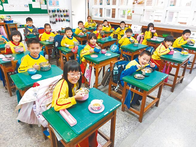 蛋价昨起调涨，学童营养午餐恐吃不到蛋，北市议员呼吁市府提高补助。图为学童们开心享用营养午餐。（桃园市教育局提供／蔡明亘桃园传真）