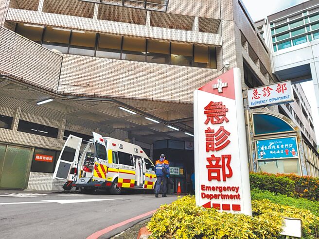 中央流行疫情指挥中心表示，农历年后急诊满床、冰柜满柜等情况，可望于近期开始反转。（陈人齐摄）