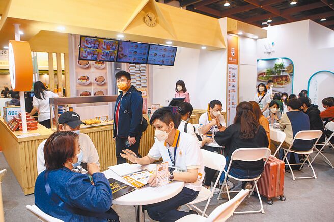 貿易百貨業受春節內需消費影響，元月營收成長幅度近2成。圖為12日民眾參觀2023台北國際連鎖加盟大展-春季展。（鄧博仁攝）