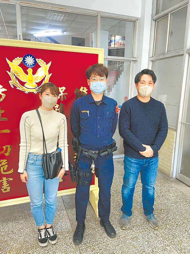 一對日本籍情侶到台灣旅遊，沒有台幣到派出所求助，結果周末銀行沒營業，派出所警員沈柏豪（中）用自己的台幣鈔票兌換，讓情侶能開心繼續旅程。（宜蘭縣羅東警分局提供／吳佩蓉宜蘭傳真）