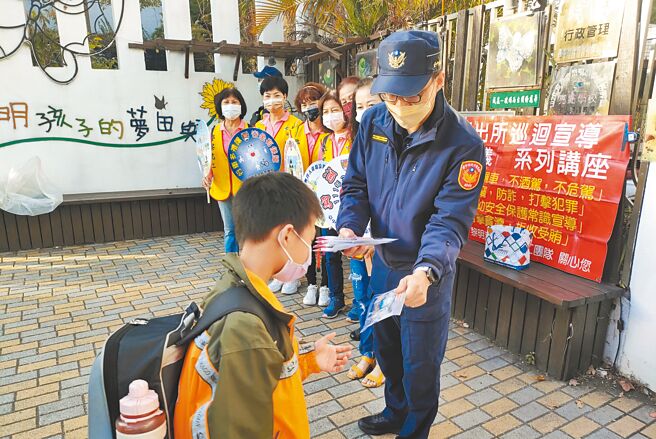 台中市警方在开学第一天到校门口宣导交通安全，也提醒学童们收收心。（警方提供／林欣仪台中传真）