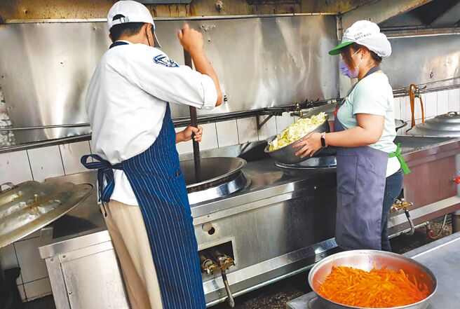 蘭嶼中學廚工不足，只好由教職人員幫忙。（蘭嶼中學提供／莊哲權台東傳真）