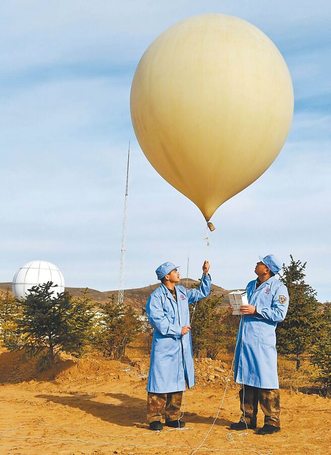 美国发现大陆侦察气球之后，多国也纷纷「翻旧帐」，检视有无发生类似事件。图为太原卫星发射中心气象臺的工作人员放气球对25000米高空进行探测，主要探测高空风向，风速、温度、溼度和气压等。（新华社）