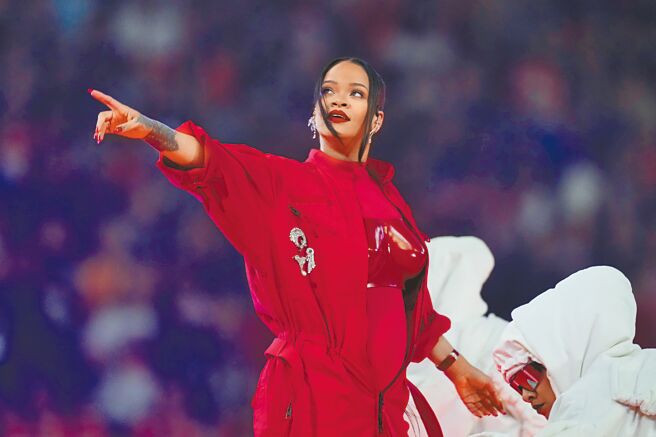 蕾哈娜昨挺着孕肚登上超级杯中场秀，带来久违的震撼演出。（美联社）