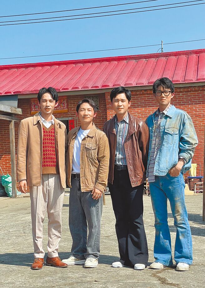 《盐水大饭店》剧中张耀仁（右起）与黄迪扬、蔡昌宪、洪毓璟是从小一起长大的换帖兄弟。（林淑娟摄）