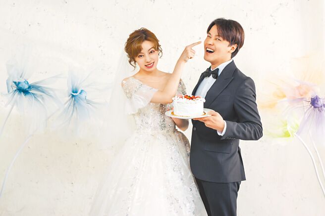 王瞳（左）与黄文星为《市井豪门》拍摄婚纱照。（民视提供）