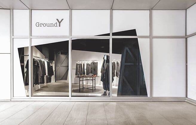 Ground Y插旗信义微风，亦成为品牌首间海外专门店。（君梵提供）