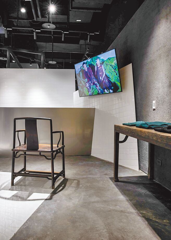 店装以骨董太师椅、方桌等做展示。（君梵提供）