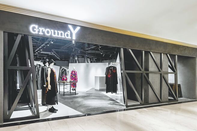 条理分明的线条结构，呼应了山本耀司的多重穿衣结构。（君梵提供）