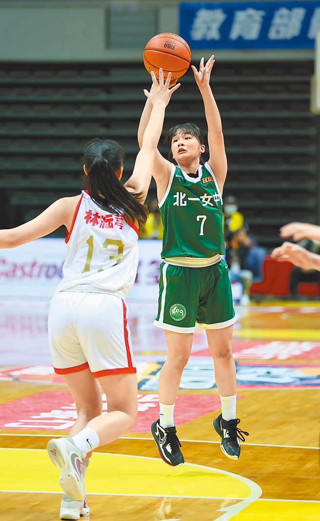 北一女中锺欣旗（右）攻下22分，另有11篮板、10助攻，助队延长赛力克南山高中。（高中体总提供）