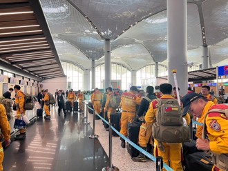 台灣搜救隊返國！130人5犬抵伊斯坦堡機場 土國民眾掌聲響徹大廳