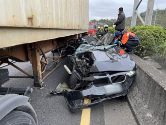 國3南下寶山段4車追撞 BMW遭聯結車夾碎全毀釀3傷