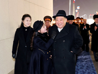 影》金與正失寵？北韓公主放肆摸老爸 「女帝」孤單一人站角落