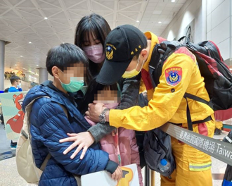 救災任務完成！「台灣隊」專機抵台 搜救隊員與親人相擁