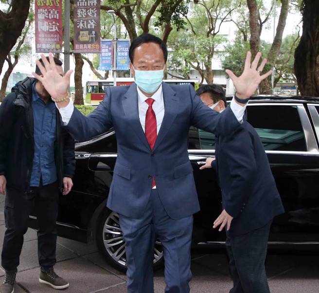 4年前郭董和韩国瑜竞争总统提名初选输了，愤怒地「声明退出国民党，呛国民党分赃、腐朽」，郭此次又一次地重击国民党，乐了民进党。（赵双杰摄）