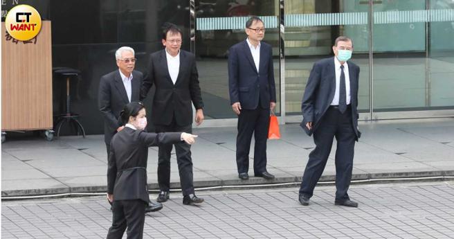 2021年间发生父子经营权之争，黄茂雄与东元大股东林陈海、周守训、周佑伦碰头聚餐，父子关系和谐是席间共识。（图／CTWANT资料照）