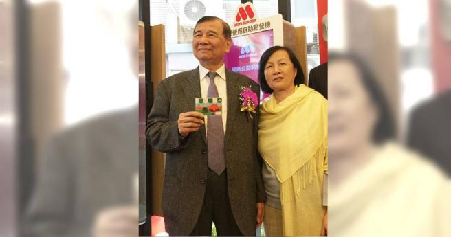 2016年东元集团会长黄茂雄与夫人黄林和惠，在摩斯汉堡场合同台；两人感情甚笃，黄茂雄每天都回家陪太太吃饭。（图／报系资料照）