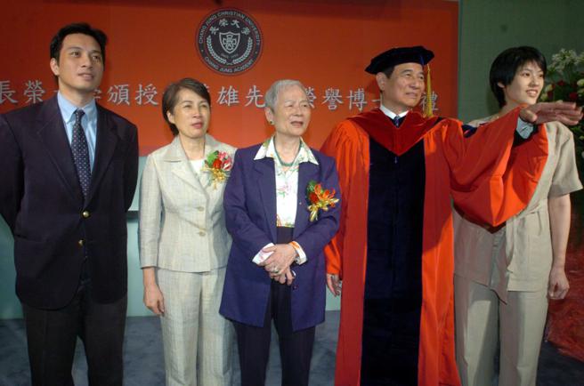 2006年黄茂雄﹙右二﹚获长荣大学名誉博士学位，夫人黄林和惠﹙左二﹚、东元阿嬷林明穱（图中）及黄育仁﹙左﹚、女儿黄尚莉（右）出席支持。（图／报系资料照）