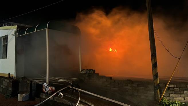 14日深夜位于金门东村的1间废弃物清理公司厂房失火，火势相当猛烈。(图／金门县消防局提供)