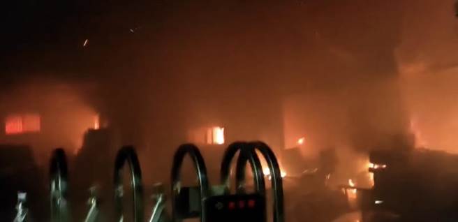 警消赶抵现场时该栋建筑物已全面燃烧，且紧邻住宅区，情况相当危急。(图／金门县消防局提供)