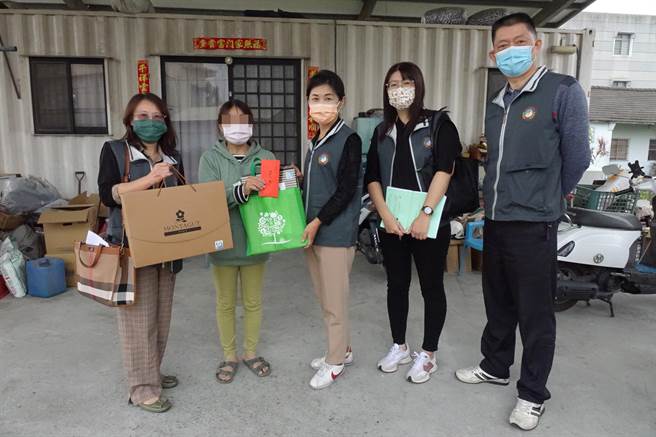 行政执行署嘉义分署长柯怡伶（左三）率员探视关怀曹家，致赠爱心捐款。（行政执行署嘉义分署提供／廖素慧嘉市传真）