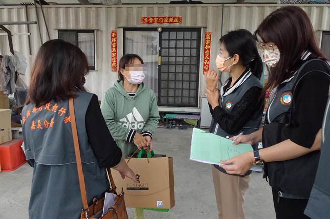 行政执行署嘉义分署人员探视关怀云林县弱势曹家处境。（行政执行署嘉义分署提供／廖素慧嘉市传真）