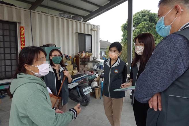 行政执行署嘉义分署人员关怀云林县曹家的生活处境。（行政执行署嘉义分署提供／廖素慧嘉市传真）