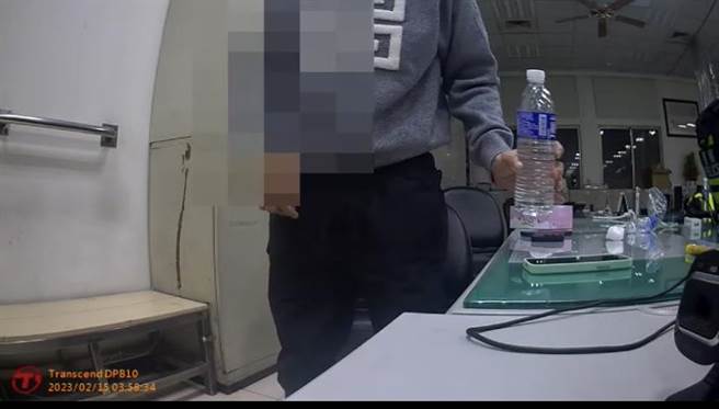 林姓通缉犯被逮后90度鞠躬向警察道歉。（翻摄照片／张亦惠台中传真）