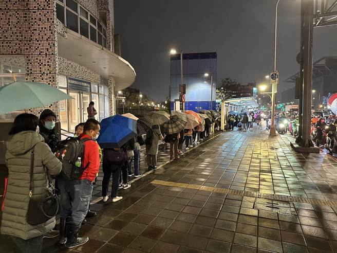 国道客运9026再爆争议，许多通勤族表示，下班时间往往在南港转运站大排长龙上不了车。（蔡适应服务处提供／张志康基隆传真）