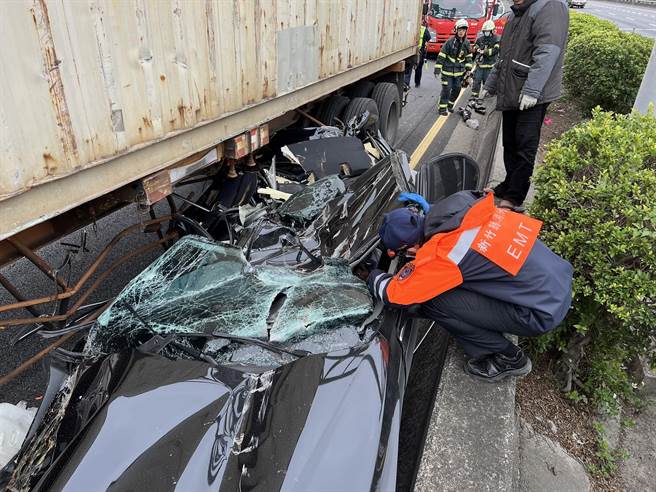 国3宝山段15日上午发生货柜车碰撞事故，造成1辆BMW全毁。（新竹县消防局提供／邱立雅竹县传真）