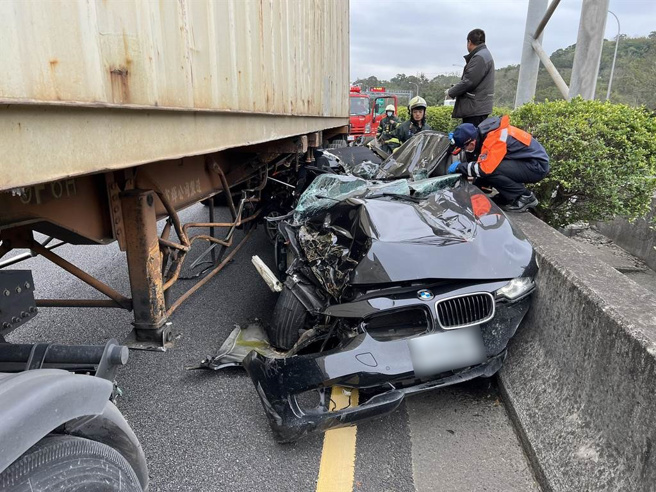 国3宝山段15日上午发生货柜车碰撞事故，造成BMW车上3人受伤送医。（新竹县消防局提供／邱立雅竹县传真）