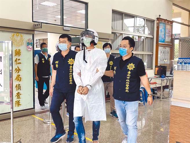 台南归仁圆环去年6月间上演街头持枪火併，绰号「疯狗彬」的张姓主嫌（前右二）等4嫌判决今天出炉。(本报资料照片)