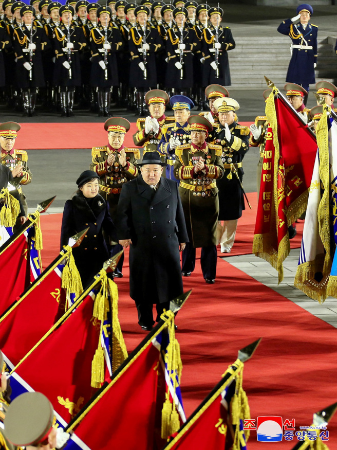 北韩8日建军75周年阅兵仪式上，金正恩牵爱女金朱爱走红毯、登主席台。（图／路透社、朝中社）