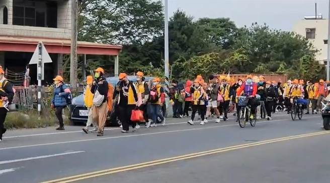 白沙屯妈祖进香进入第4天，今天清晨6点准时从彰化社头协天宫起驾，继续向南行。(民眾提供／吴建辉彰化传真)