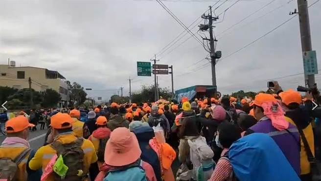 管清晨的彰化气温不到10度，但所有香灯脚依然顶着寒风与妈祖前行。(民眾提供／吴建辉彰化传真)