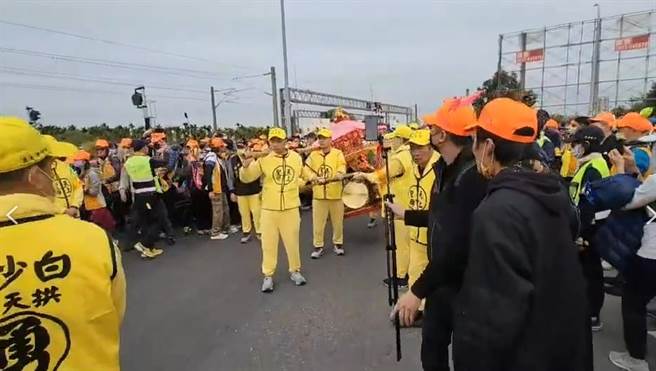 稍早白沙屯妈祖进香队伍进入二水乡市区，原本已经快靠近与云林县交界，不料突然又迴转往二水市区方向前进，一路挺进到二水全联民生店。(民眾提供／吴建辉彰化传真)