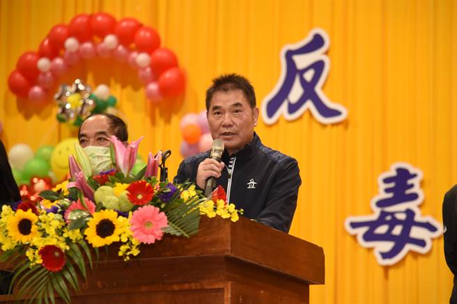 苗栗县长锺东锦今天宣布，全县代理教师今年起给予完整12个月聘期，预计1155名代理教师受惠，可领满12个月薪资。（苗栗县政府提供／李京升苗栗传真）