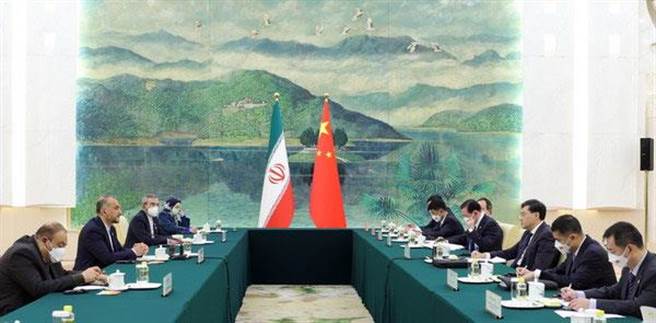 秦刚与伊朗外长会谈推动伊核问题政治外交解决。（大陆外交部）