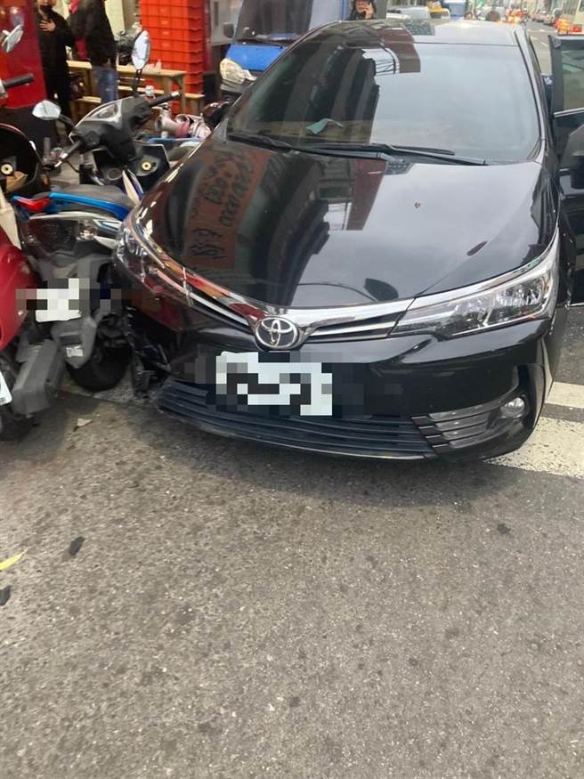 高雄15日早上有名71岁的许姓老翁因不明原因撞上路边6辆机车，警方到场破窗将车门打开时，发现许翁已无生命迹象，紧急送医后仍宣告不治。（翻摄照片／杨舒婷高雄传真）