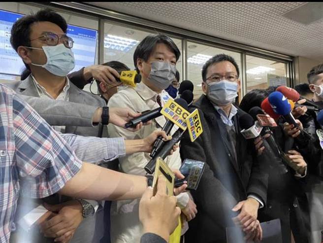 余正煌律师（图左起）曾威凯、张佑齐及吴俊达。（本报资料照片，林伟信摄）