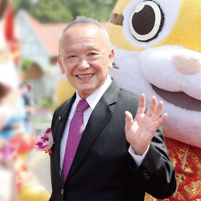 苗栗縣前縣長徐耀昌因去年苗栗縣長選舉期間，違紀為脫黨參選的現任苗栗縣長鍾東錦站台助選，遭地方黨部提報撤銷黨籍，中央考紀會仍未審議。但徐中午悄現身中央黨部，引發聯想。徐受訪時表示，對黨紀處分案「平常心」，不會多想。（截自徐耀昌加油讚臉書）