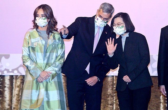 蔡英文总统（右）15日出席「女力拉美加论坛暨计画成果展」，与友邦巴拉圭共和国总统阿布铎（中）伉俪互动热络。（张铠乙摄）