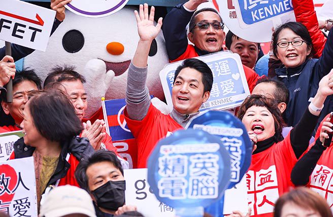 台北市長蔣萬安15日出席內科千人捐血活動，蔣萬安並領頭挽袖捐血，號召大家一同響應。（羅永銘攝）