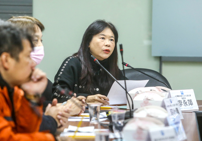 国家政策研究基金会15日召开「抢救兰千山馆文物，国宝留台湾」记者会，与会的前台北市副市长李永萍，呼吁故宫应尊重传统，续签兰千文物寄存合约、将重要文物列册，避免古物流落在外、并修正故宫组织法，增加指导委员会组织，避免院长专断独行。（粘耿豪摄）