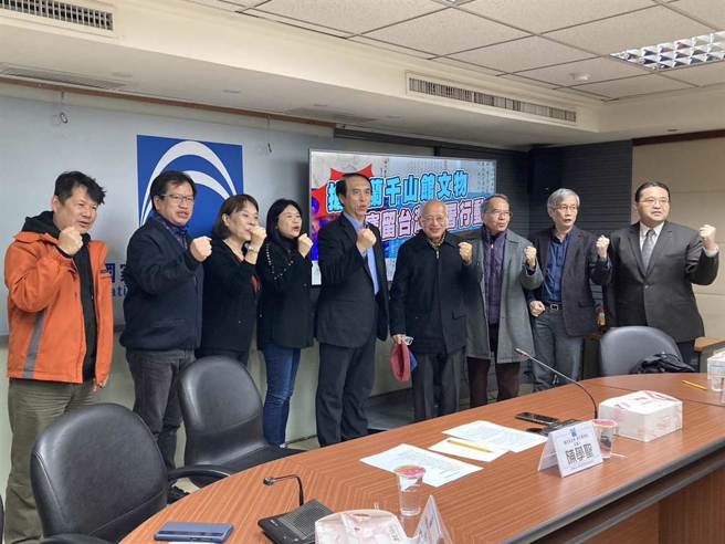 「抢救兰千山馆文物，国宝留台湾」发起人于回应前再度呼吁尊重文物。（国家政策研究基金会提供）