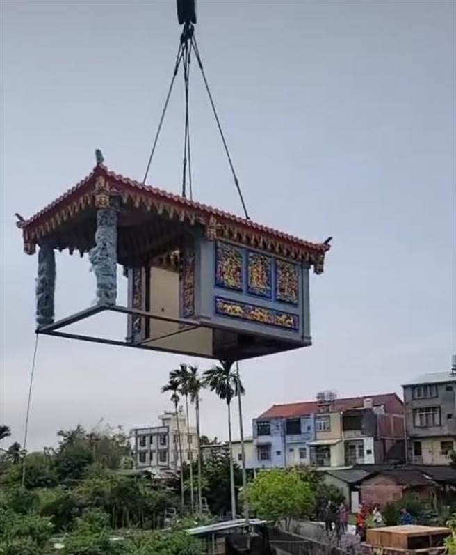 彰化縣員林市鎮興里福德宮年久失修，當地居民集資幫土地公、婆蓋新廟，昨出動500公噸級的吊車將整座廟吊起組裝，宛如大型樂高一樣。（民眾提供／吳建輝彰化傳真）