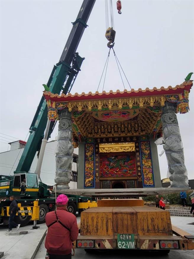 因為年久失修舊的土地公廟外表殘破不堪，裡面還有漏水問題，經請示土地公後，才開始尋覓新廟，去年跟屏東廠商訂製，短短半年就完工交貨。（民眾提供／吳建輝彰化傳真）