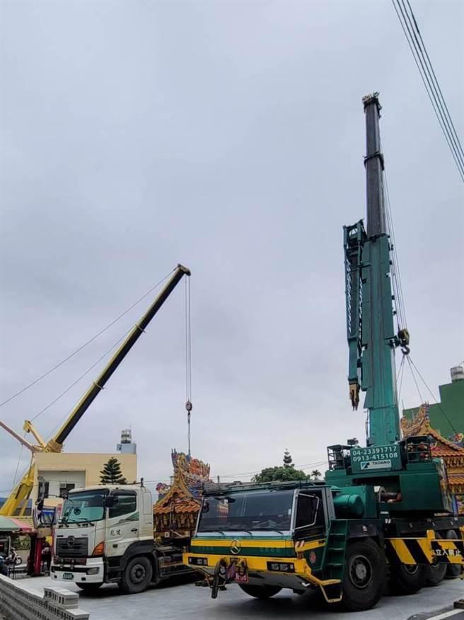 光廟主體的總重就超過50公噸，因此出動一台500公噸級吊車，先將廟主體從蜜餞廠空地吊過去廟廣場，在由120公噸級的吊車將廟主體組裝起來，花了一個下午才完成。（民眾提供／吳建輝彰化傳真）